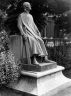 Pierre de Montereau, pierre, placé dans le jardin du Carrousel au Louvre à Paris, de 1909 à 1935.